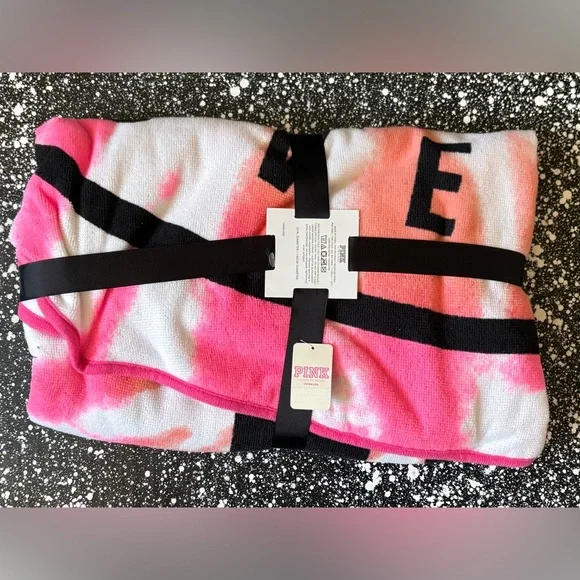 PINK Victoria’s Secret circle towel NWT - Picture 2 of 3